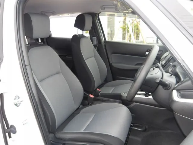 ホンダ　フィット　ｅ：ＨＥＶ　４ＷＤ