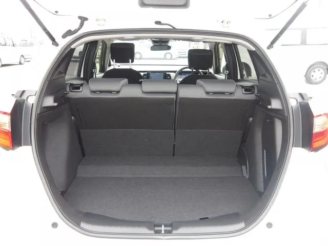 ホンダ　フィット　ｅ：ＨＥＶ　４ＷＤ