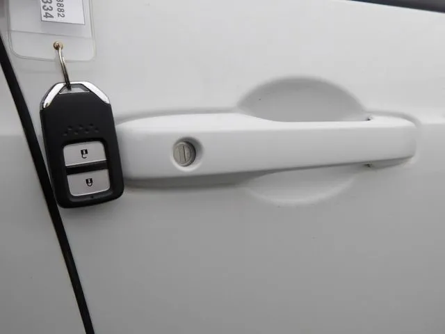 ホンダ　フィット　ｅ：ＨＥＶ　４ＷＤ