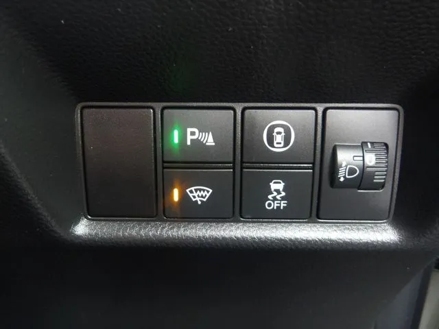 ホンダ　フィット　ｅ：ＨＥＶ　４ＷＤ