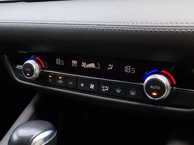 ＭＡＺＤＡ６　セダン（マツダ）の車両写真