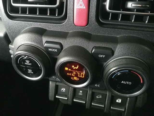 ジムニーシエラ（スズキ）の車両写真