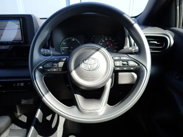 ヤリス ハイブリッド(トヨタ)の車両写真