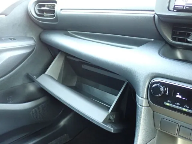 ヤリス ハイブリッド(トヨタ)の車両写真