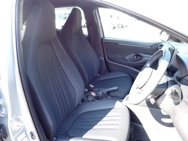 ヤリス ハイブリッド(トヨタ)の車両写真