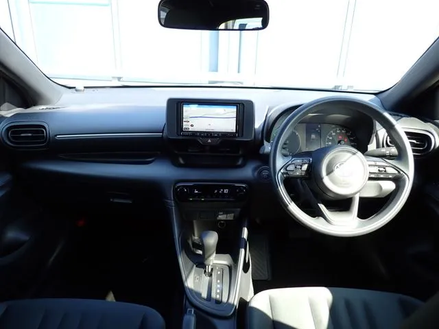 ヤリス ハイブリッド(トヨタ)の車両写真