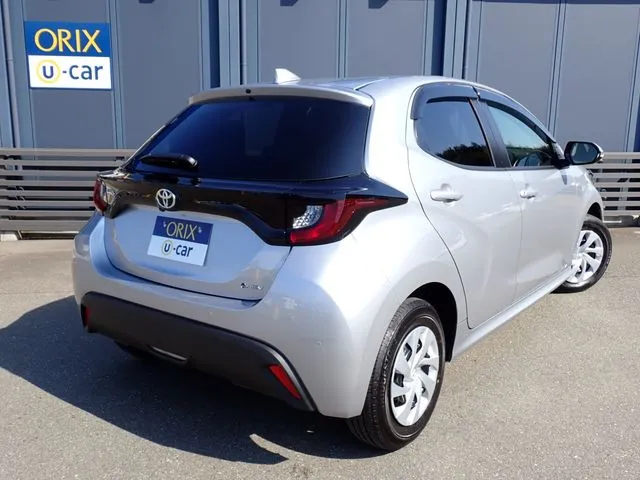ヤリス ハイブリッド(トヨタ)の車両写真