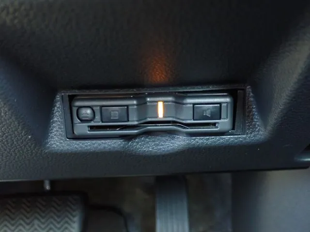 ヤリス ハイブリッド(トヨタ)の車両写真