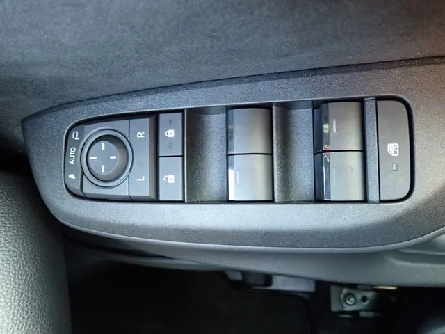 ヤリス ハイブリッド(トヨタ)の車両写真