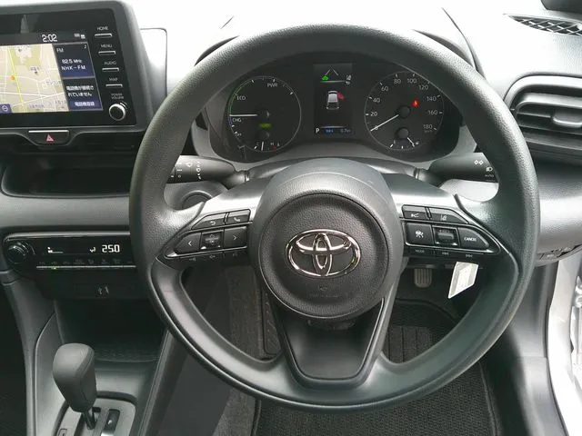 ヤリス ハイブリッド(トヨタ)の車両写真