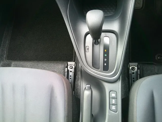 ヤリス ハイブリッド(トヨタ)の車両写真