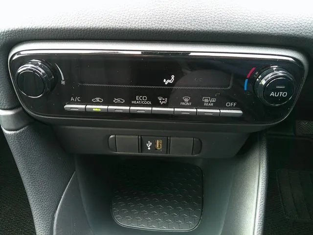 ヤリス ハイブリッド(トヨタ)の車両写真