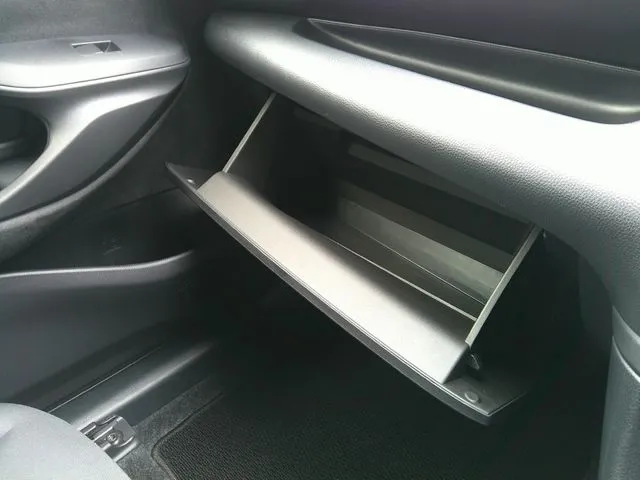 ヤリス ハイブリッド(トヨタ)の車両写真