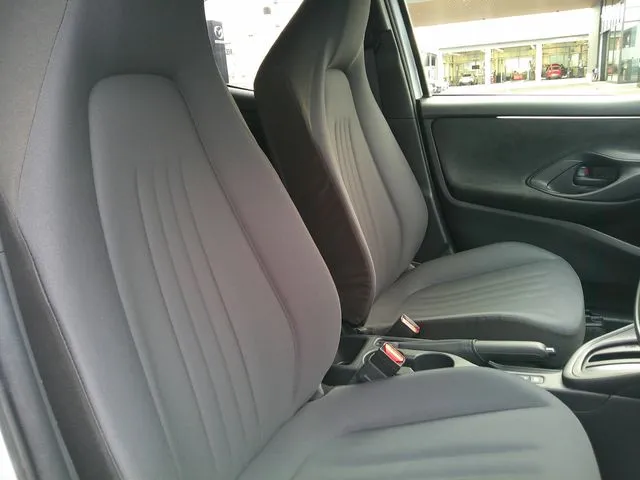 ヤリス ハイブリッド(トヨタ)の車両写真