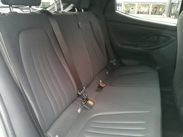 ヤリス ハイブリッド(トヨタ)の車両写真