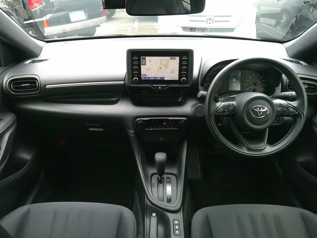 ヤリス ハイブリッド(トヨタ)の車両写真