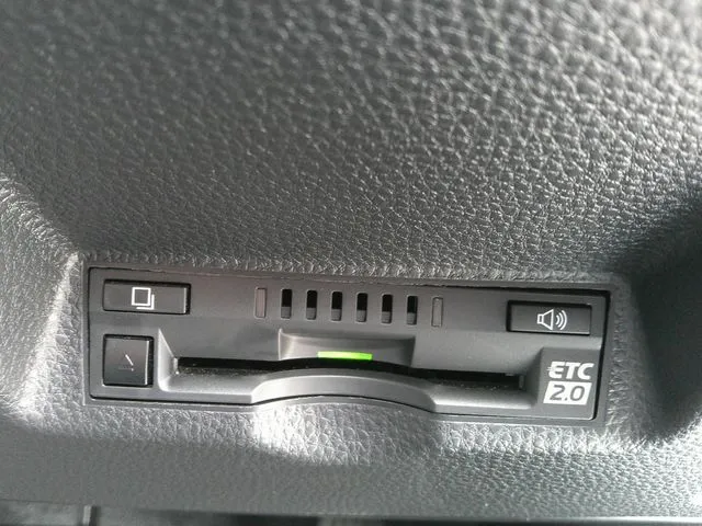 ヤリス ハイブリッド(トヨタ)の車両写真