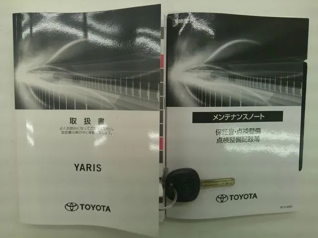 ヤリス ハイブリッド(トヨタ)の車両写真