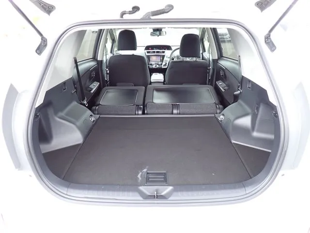 トヨタ　プリウス　アルファ