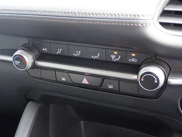 ＭＡＺＤＡ３　セダン（マツダ）の車両写真