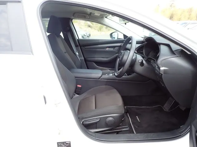 ＭＡＺＤＡ３　セダン（マツダ）の車両写真