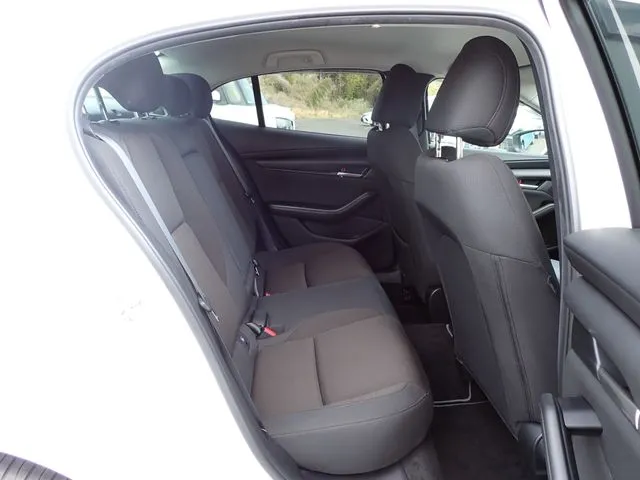 ＭＡＺＤＡ３　セダン（マツダ）の車両写真