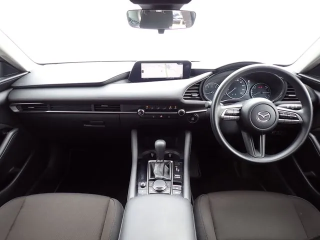 ＭＡＺＤＡ３　セダン（マツダ）の車両写真