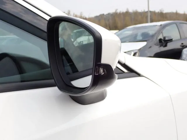 ＭＡＺＤＡ３　セダン（マツダ）の車両写真