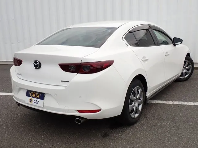 ＭＡＺＤＡ３　セダン（マツダ）の車両写真