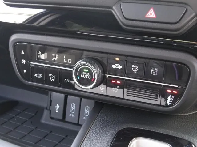 Ｎ　ＢＯＸ　カスタム（ホンダ）の車両写真