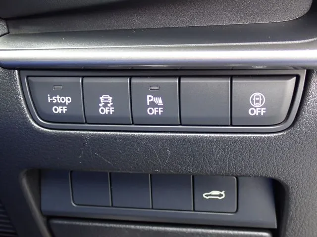 ＭＡＺＤＡ３　セダン（マツダ）の車両写真