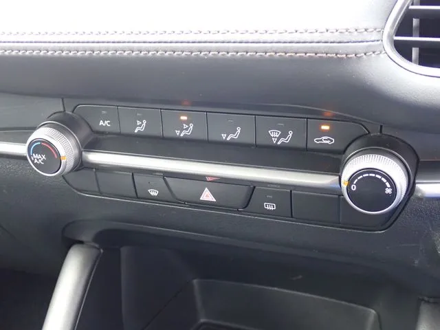 ＭＡＺＤＡ３　セダン（マツダ）の車両写真