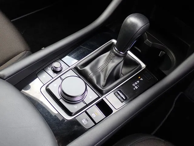 ＭＡＺＤＡ３　セダン（マツダ）の車両写真