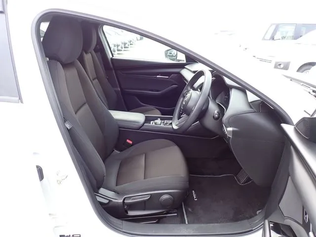 ＭＡＺＤＡ３　セダン（マツダ）の車両写真