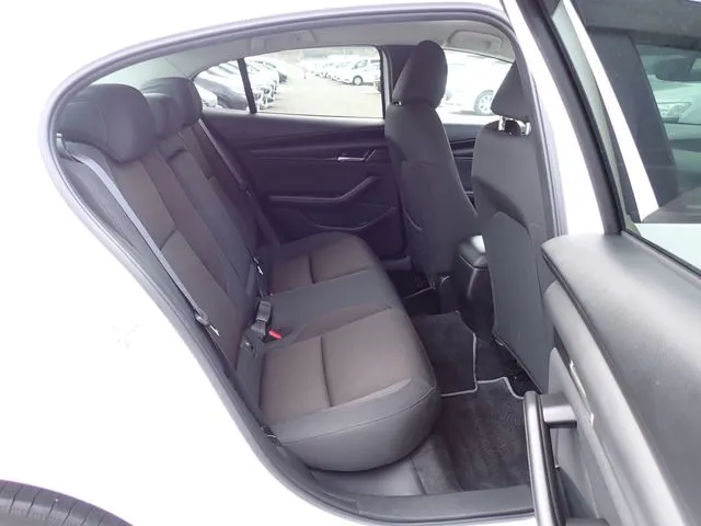 ＭＡＺＤＡ３　セダン（マツダ）の車両写真