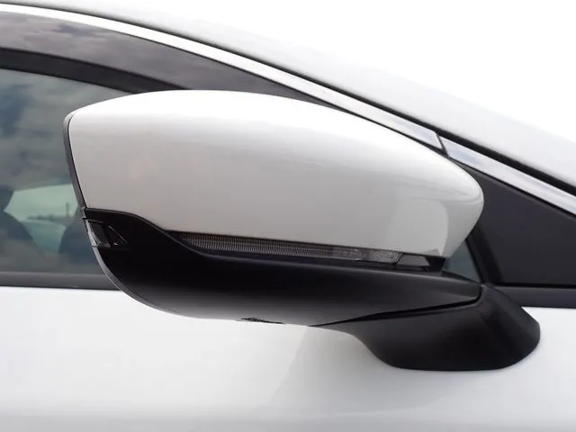 ＭＡＺＤＡ３　セダン（マツダ）の車両写真