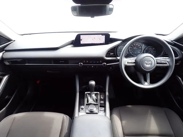 ＭＡＺＤＡ３　セダン（マツダ）の車両写真