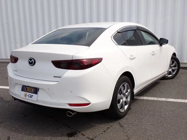ＭＡＺＤＡ３　セダン（マツダ）の車両写真