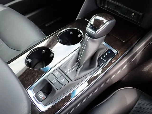 クラウン　セダン　ハイブリッド　４ＷＤ（トヨタ）の車両写真