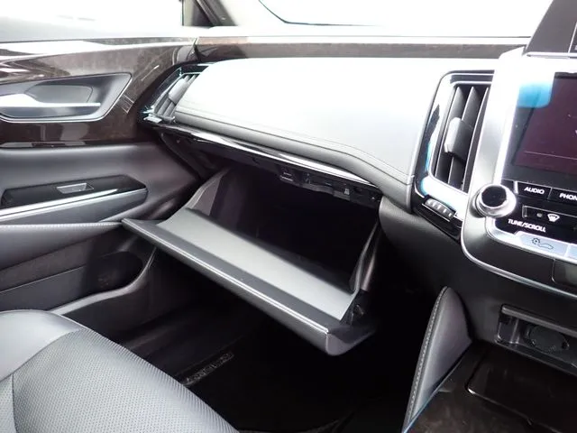 クラウン　セダン　ハイブリッド　４ＷＤ（トヨタ）の車両写真