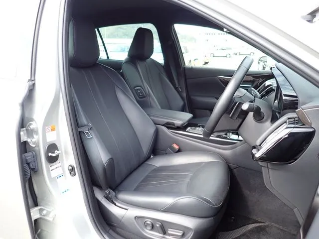 クラウン　セダン　ハイブリッド　４ＷＤ（トヨタ）の車両写真