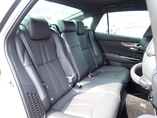 クラウン　セダン　ハイブリッド　４ＷＤ（トヨタ）の車両写真