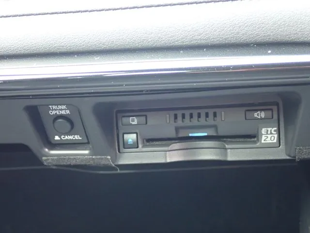 クラウン　セダン　ハイブリッド　４ＷＤ（トヨタ）の車両写真