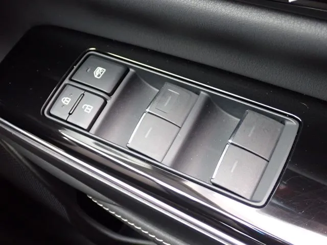 クラウン　セダン　ハイブリッド　４ＷＤ（トヨタ）の車両写真