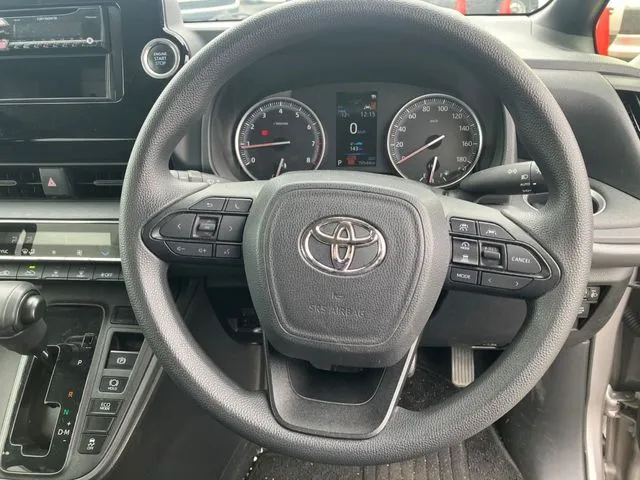 トヨタ　ノア　４ＷＤ