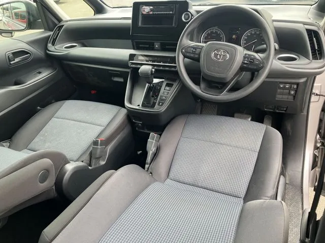 トヨタ　ノア　４ＷＤ