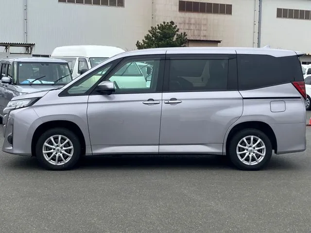 トヨタ　ノア　４ＷＤ