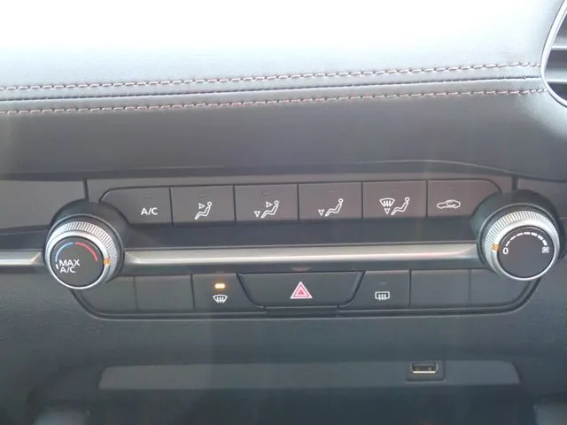 ＭＡＺＤＡ３　セダン（マツダ）の車両写真