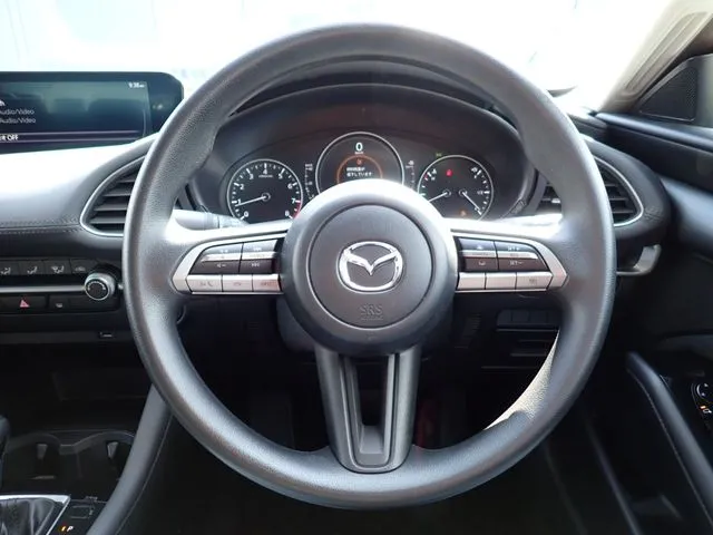 ＭＡＺＤＡ３　セダン（マツダ）の車両写真