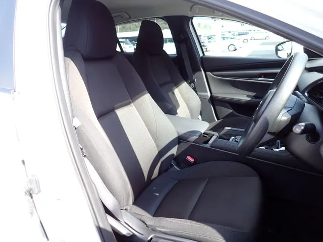 ＭＡＺＤＡ３　セダン（マツダ）の車両写真